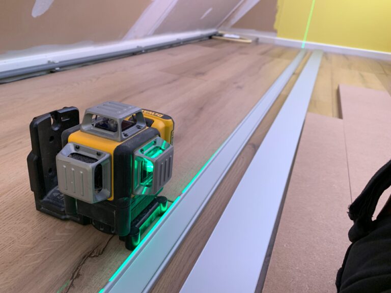 Kruislijnlaser om schuifdeurrail te monteren