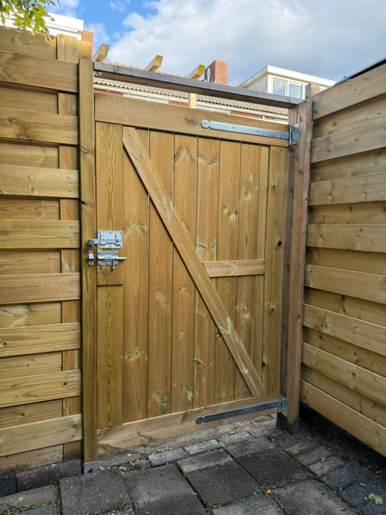 Schuttingdeur met hang- en sluitwerk