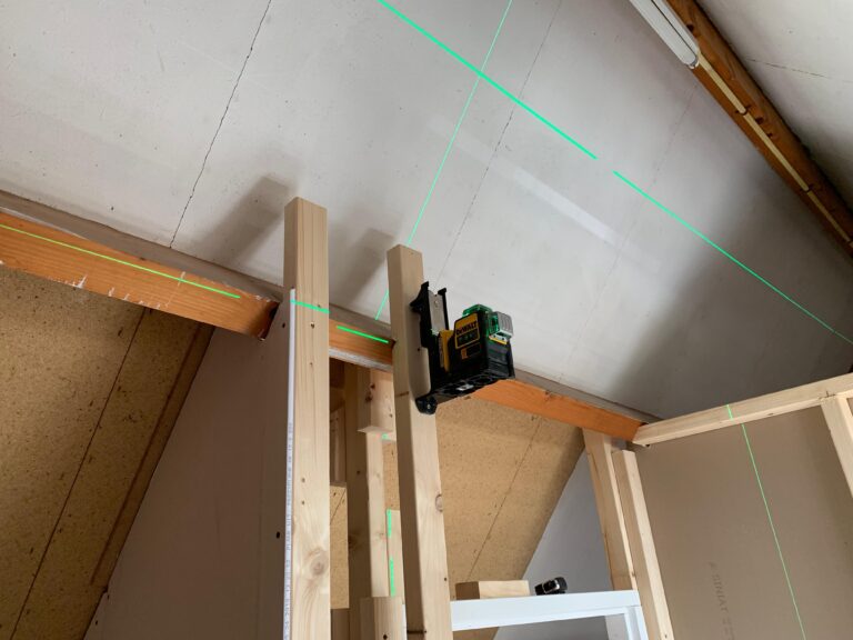 Kruislijnlaser voor het waterpas zetten van balken