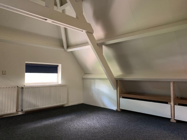 Knieschotten op zolder